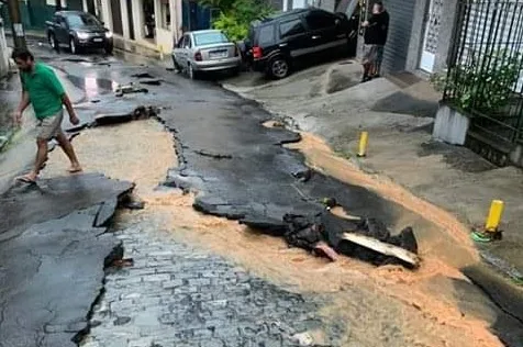 Deslizamentos, alagamentos e ruas interditadas após chuvas em Petrópolis, no Rio de Janeiro