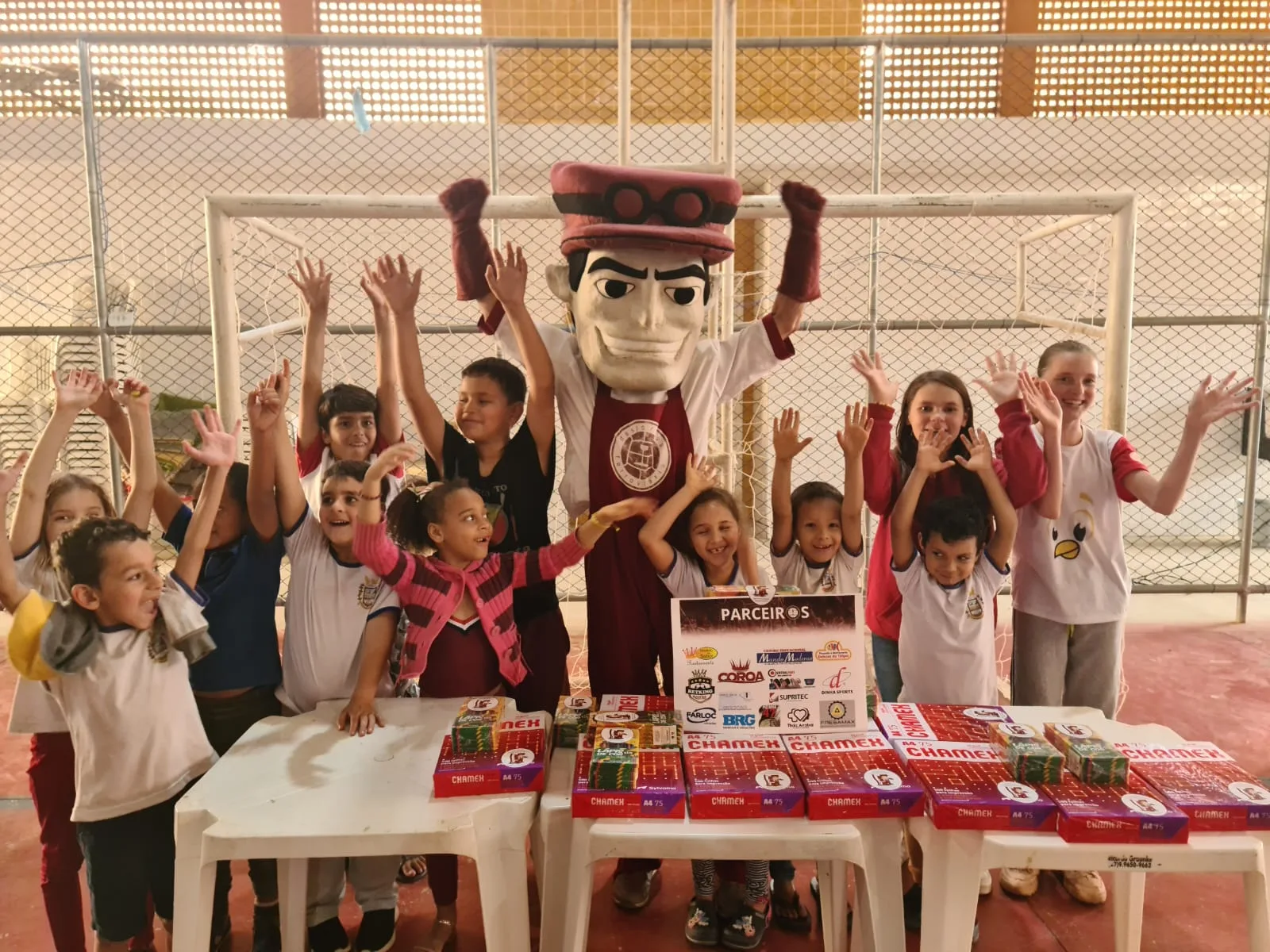 Maquinista Grená realiza ação social em escola vandalizada em Santa Maria de Jetibá