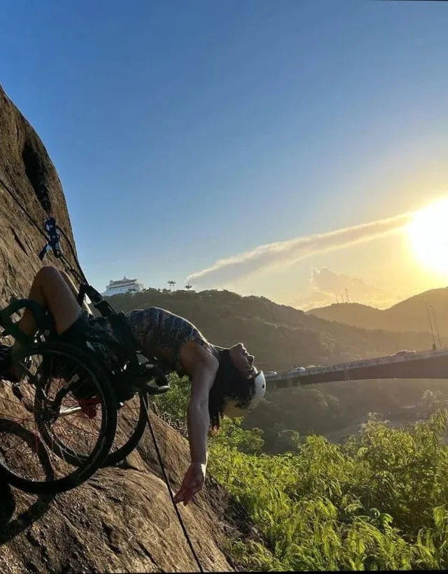 VÍDEO | Jovem cadeirante faz rapel no Morro do Moreno e realiza sonho: "Liberdade"