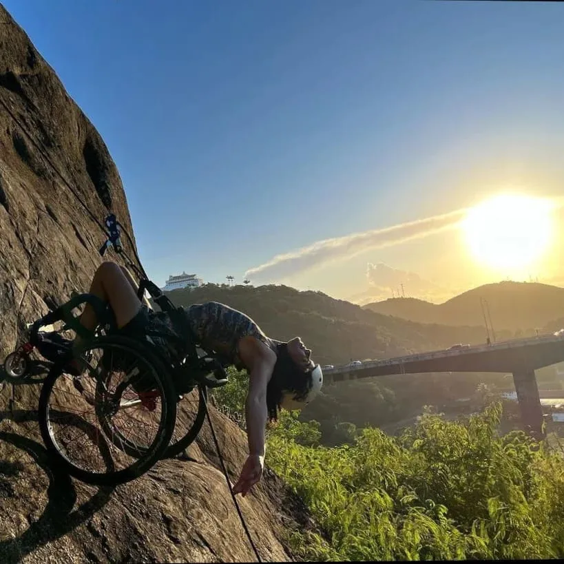 VÍDEO | Jovem cadeirante faz rapel no Morro do Moreno e realiza sonho: "Liberdade"