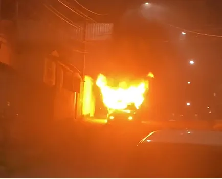 VÍDEO | Carro é atingido por disparos e incendiado na Serra