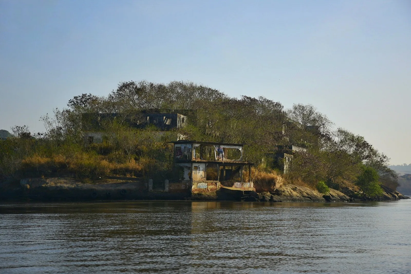 "Era um lar": entenda a história da Ilha da Pólvora por trás de seu mistério