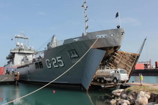 Navio de Desembarque aberto para visitação no Porto de Vitória durante o fim de semana