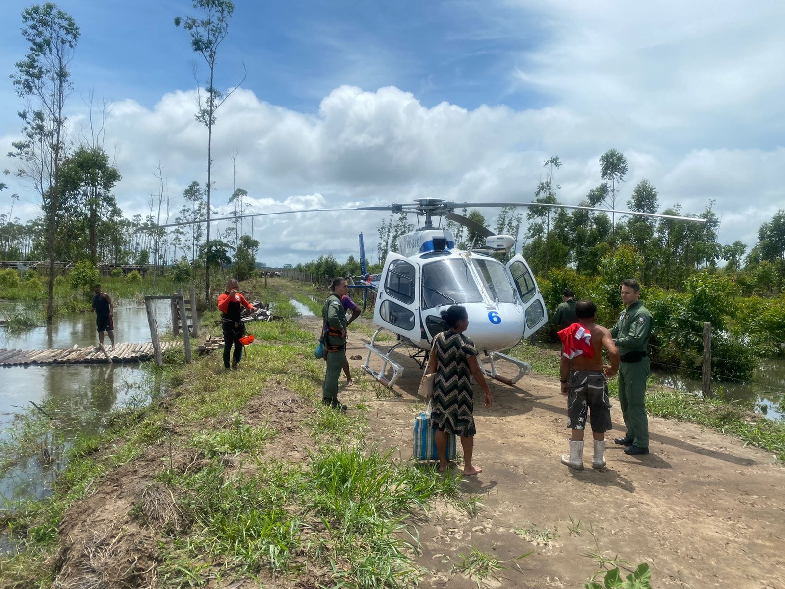 VÍDEO | Família fica ilhada após alagamento em Aracruz e é resgatada de helicóptero