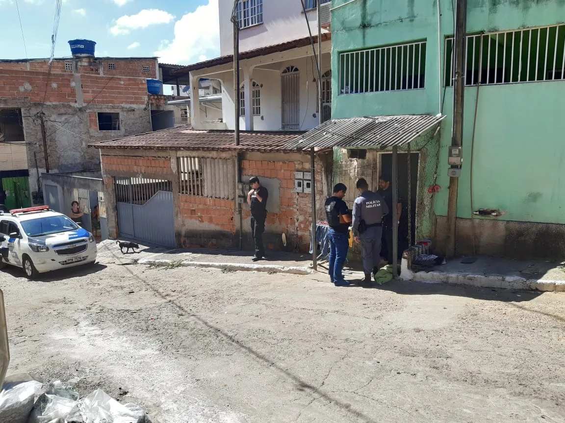 Mulher é morta por dupla armada com faca e cunhada é atingida por pedras em Vila Velha