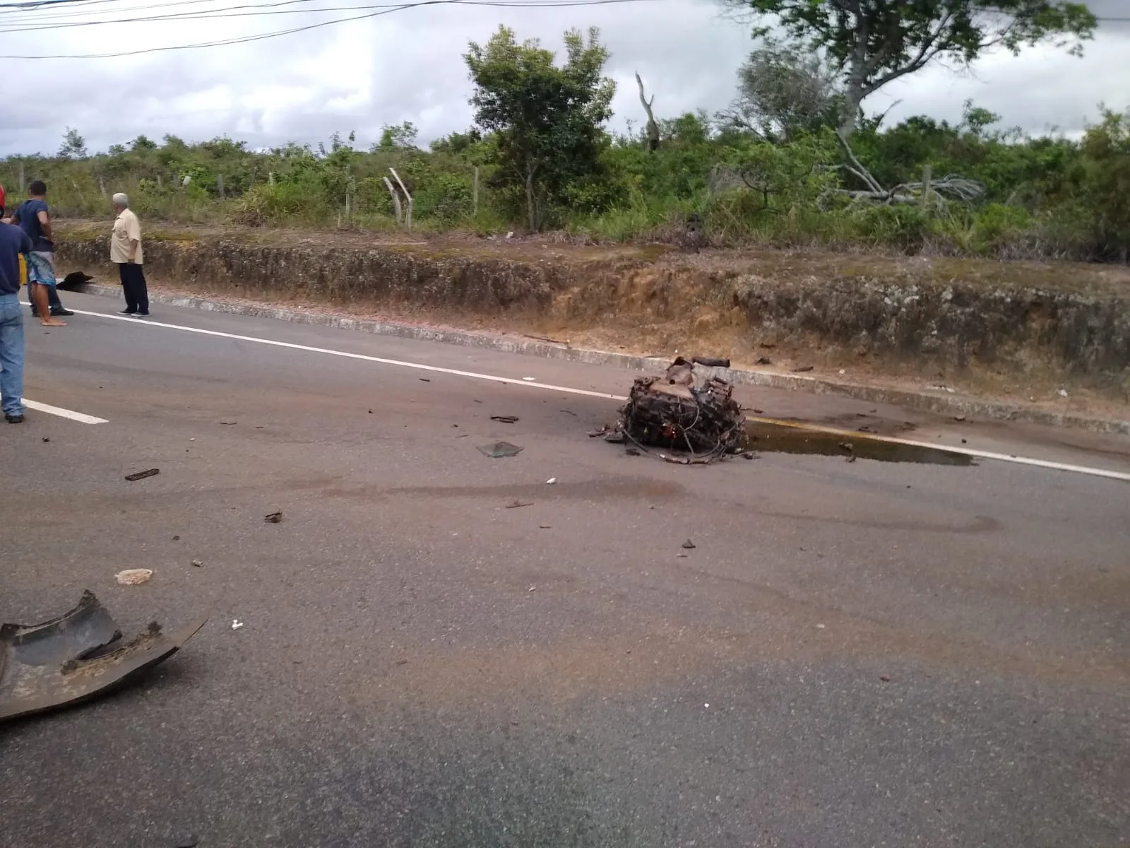 Mulher e crianças ficam feridas em acidente e rodovia ES-010 é interditada na Serra