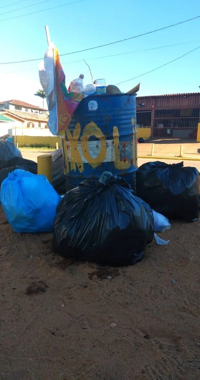 Incomodados com lixo na praia, capixabas fazem limpeza por conta própria