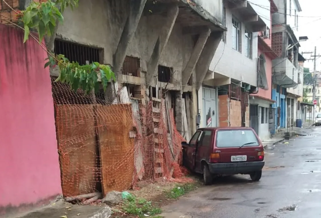 Motorista com carro roubado bate em casa e foge em Vila Velha; imóvel corre risco de desabar