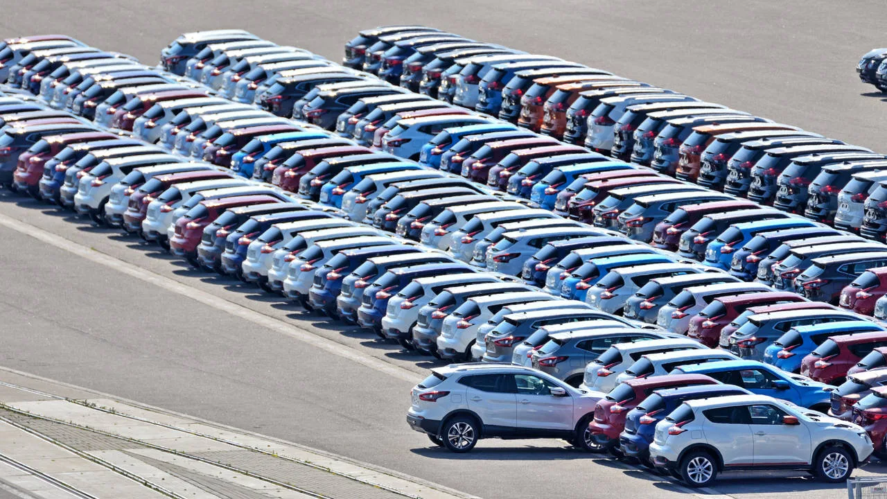 Com alta de preços e crédito escasso, cresce procura por carros 'velhinhos'