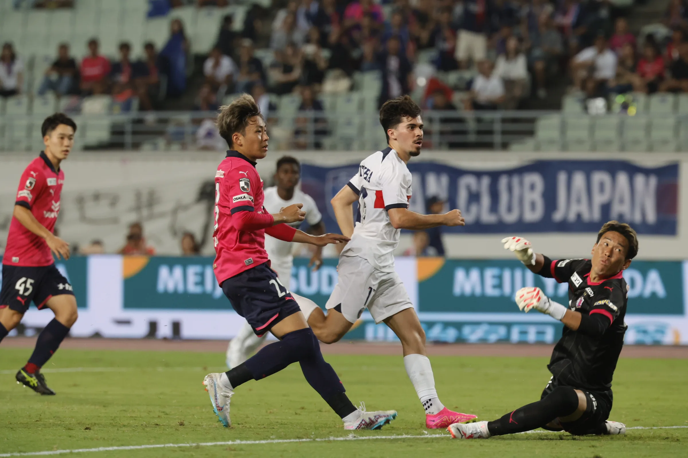 Com Neymar no banco, PSG leva virada do Cerezo Osaka em amistoso no Japão