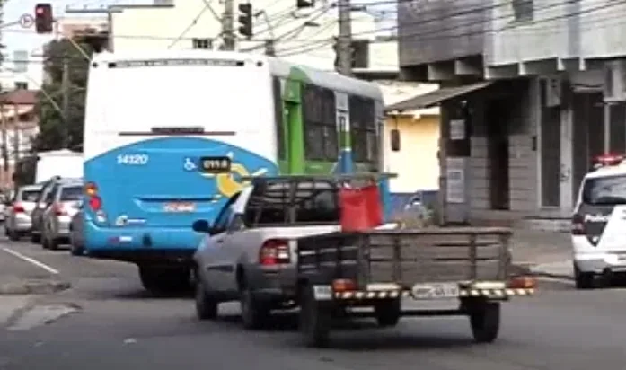 Bandidos entram em ônibus e levam mochila e celular de passageiros na Serra