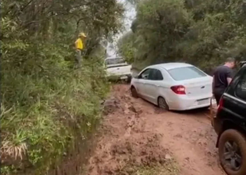 Estrada de acesso ao Parque do Caparaó é bloqueada no ES após chuvas