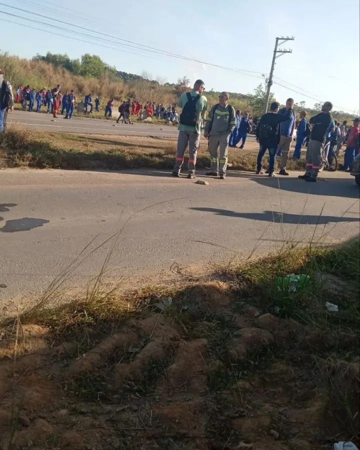 Trabalhadores da Jurong fazem protesto em frente ao estaleiro, em Aracruz