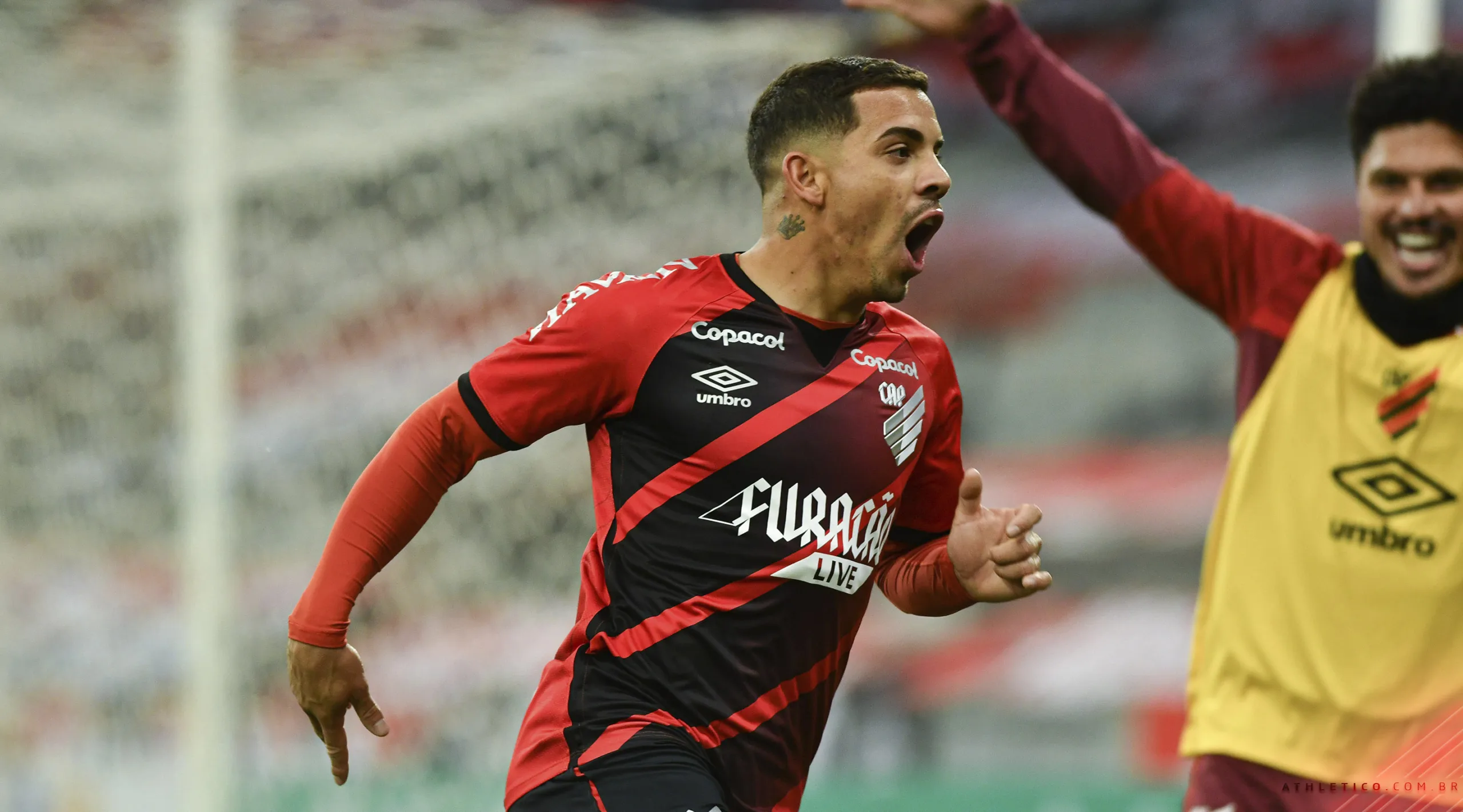 Terans brilha e Athletico-PR sai na frente nas oitavas de final da Copa do Brasil