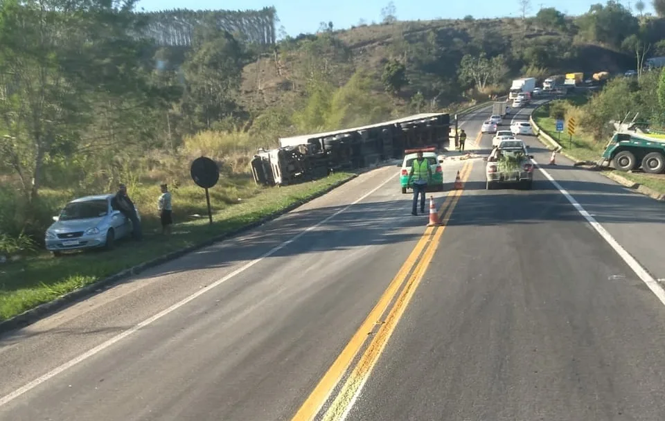 Carreta tomba na BR-101, em Aracruz