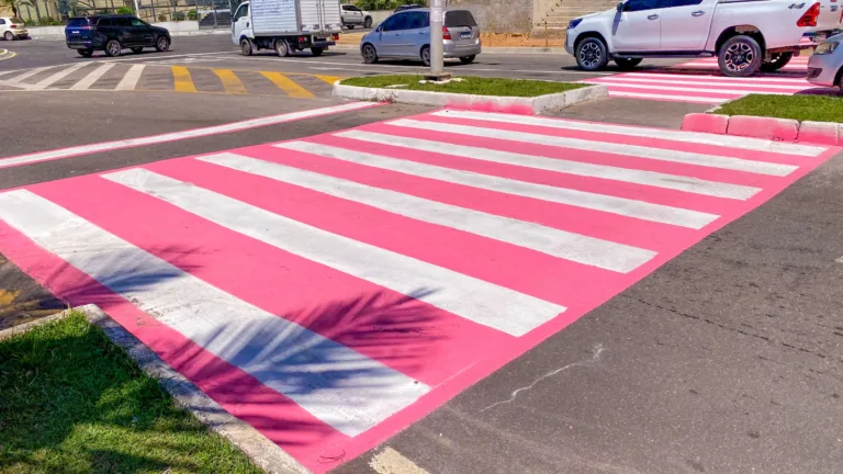 Faixas de pedestres aparecem pintadas de rosa em Vila Velha; entenda