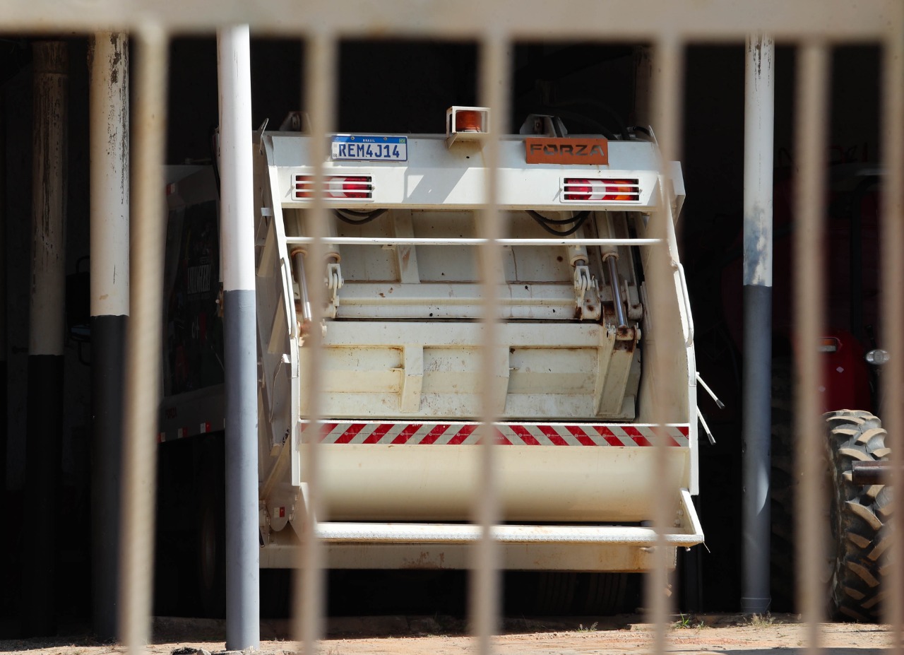 Empresa em casa abandonada vendeu R$ 12 milhões em caminhão de lixo para governo