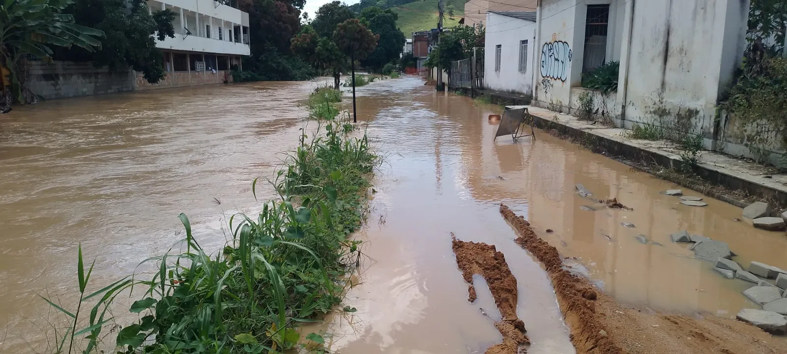 Após temporal, enchente atinge bairros de Barra de São Francisco