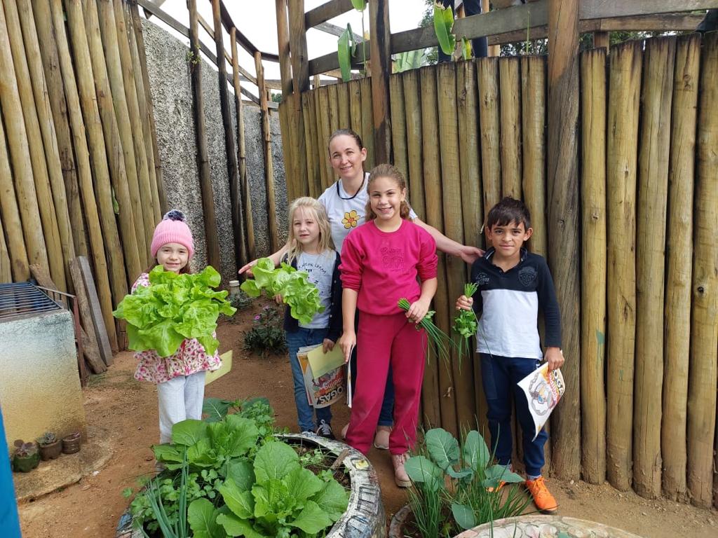 Usuários do CRAS de Ponto Alto cultivam horta