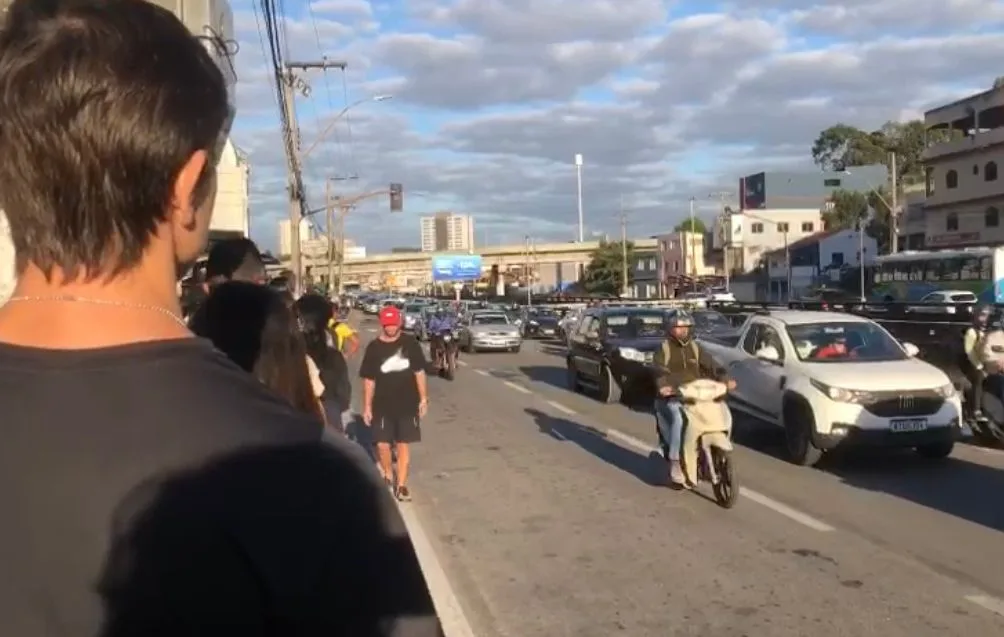 VÍDEO | Acidente deixa trânsito lento e ponto de ônibus lotado em Vila Velha