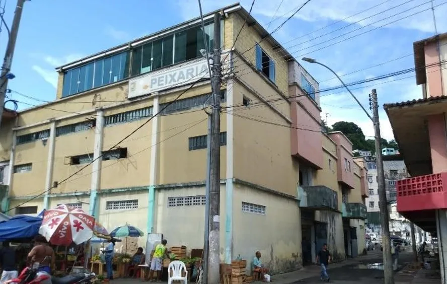 Mercado de peixes da Vila Rubim começa a ser desocupado para obras