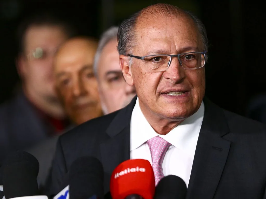 O vice-presidente eleito, Geraldo Alckmin, durante entrevista coletiva após reunião com o relator-geral do Orçamento 2023, senador Marcelo Castro, e equipe de transição.