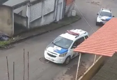 Suspeitos roubam carro, atiram contra a polícia e um deles acaba morto em confronto na Serra