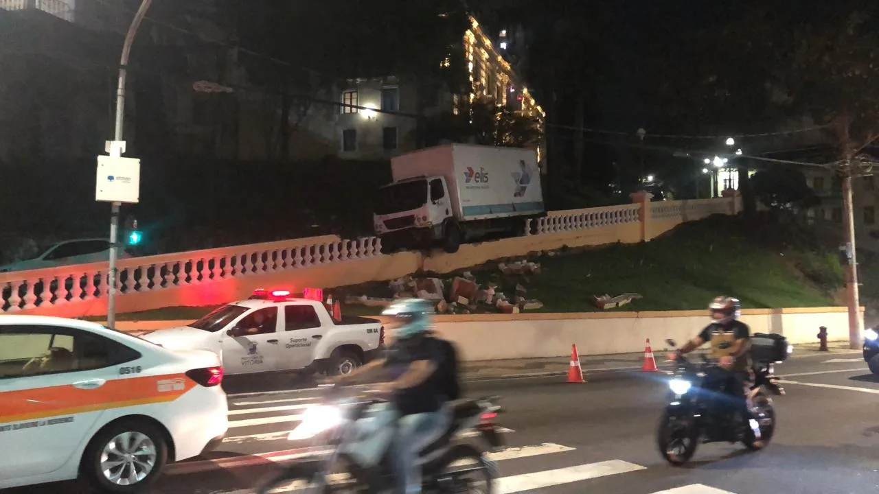 Caminhão bate em mureta na descida do Palácio Anchieta