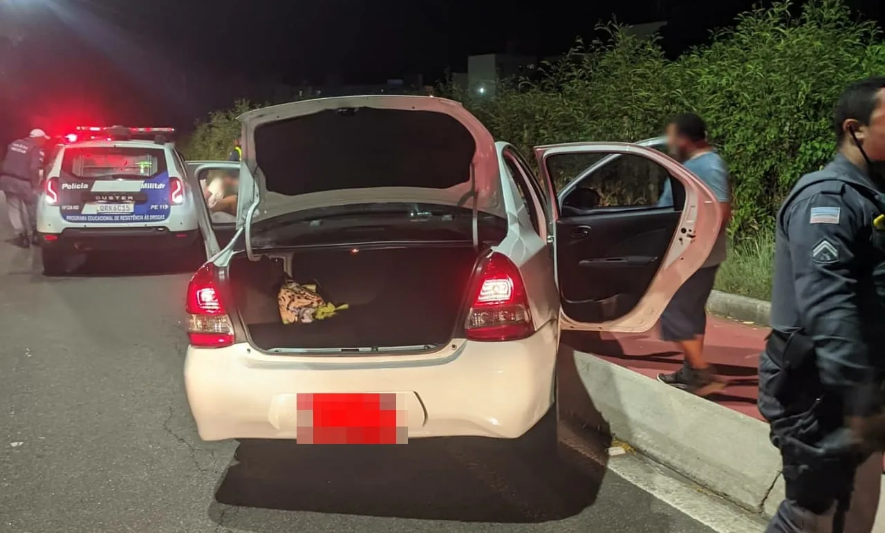 Motorista por aplicativo é preso em porta-malas durante assalto e se salva ao colocar braço para fora