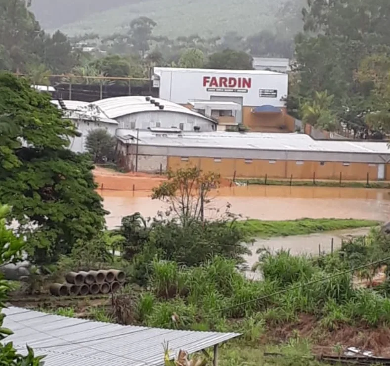 Chuva forte em Vargem Alta causa alagamentos; alertas continuam em várias cidades do ES