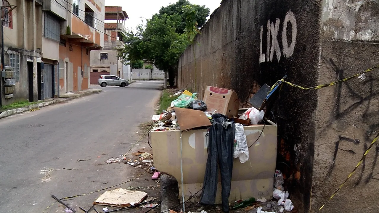 Coletores encontram restos mortais dentro de lixo e acionam a polícia em Vila Velha