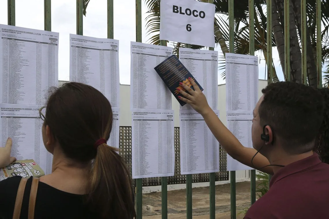 Candidatos aguardam abertura do portões do UniCEUB para o primeiro dia de provas do Enem 2018