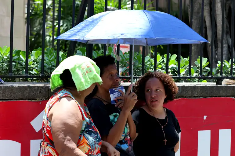 Ausência de nuvens fortalece onda de calor; entenda