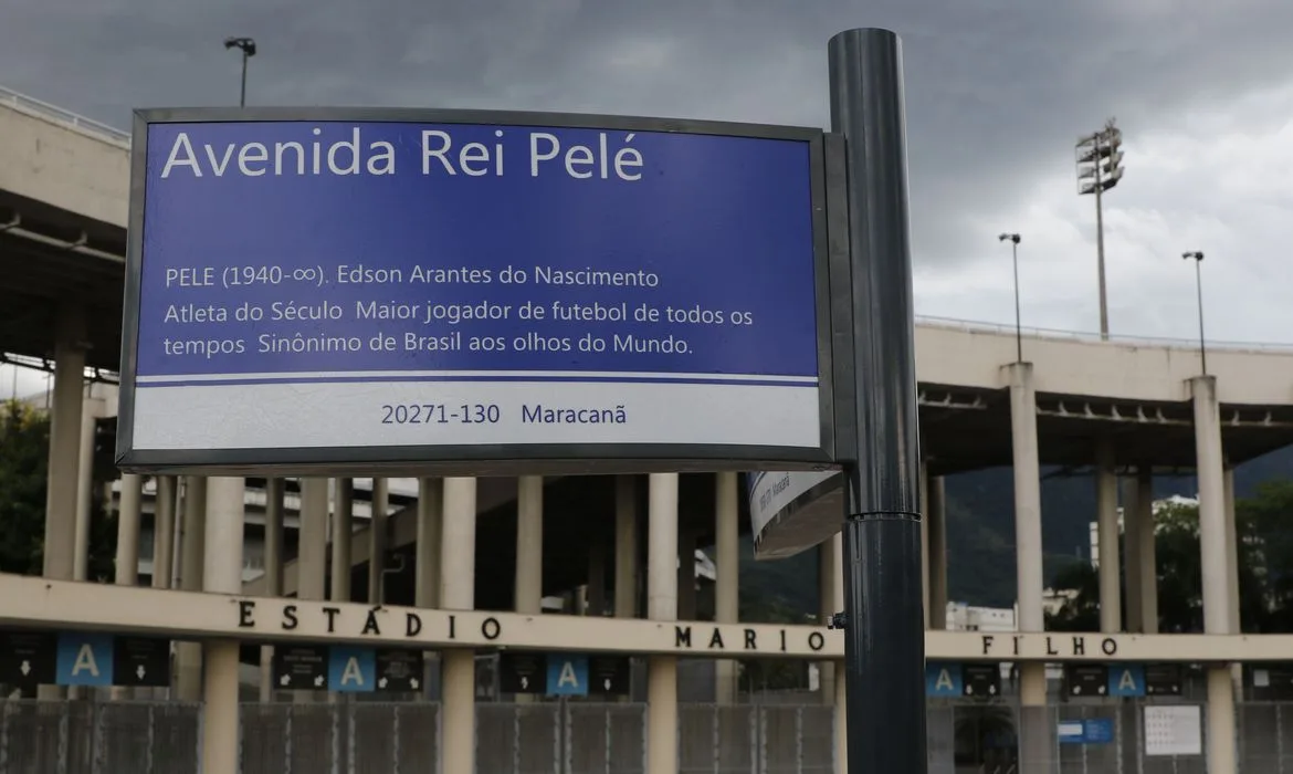 Avenida Rei Pelé é "inaugurada" em frente ao estádio do Maracanã