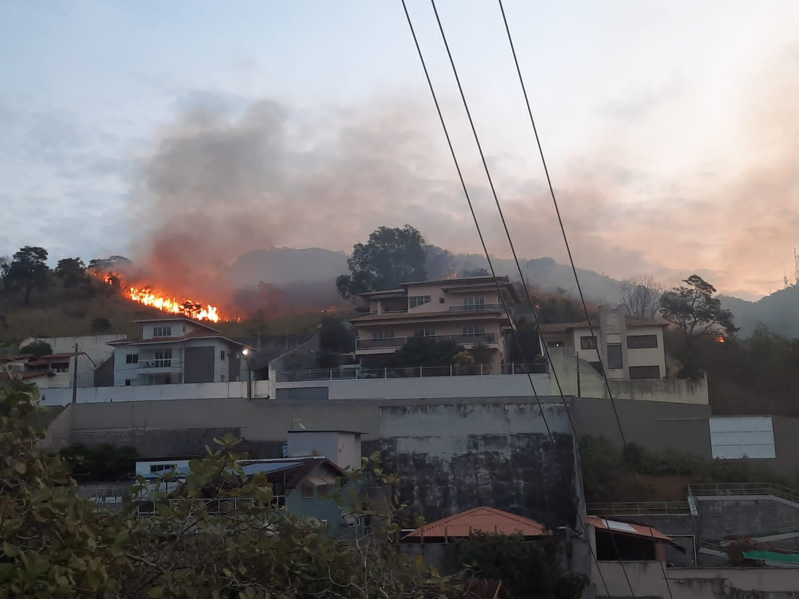 VÍDEO | Incêndio atinge área de preservação ambiental em Fradinhos, em Vitória