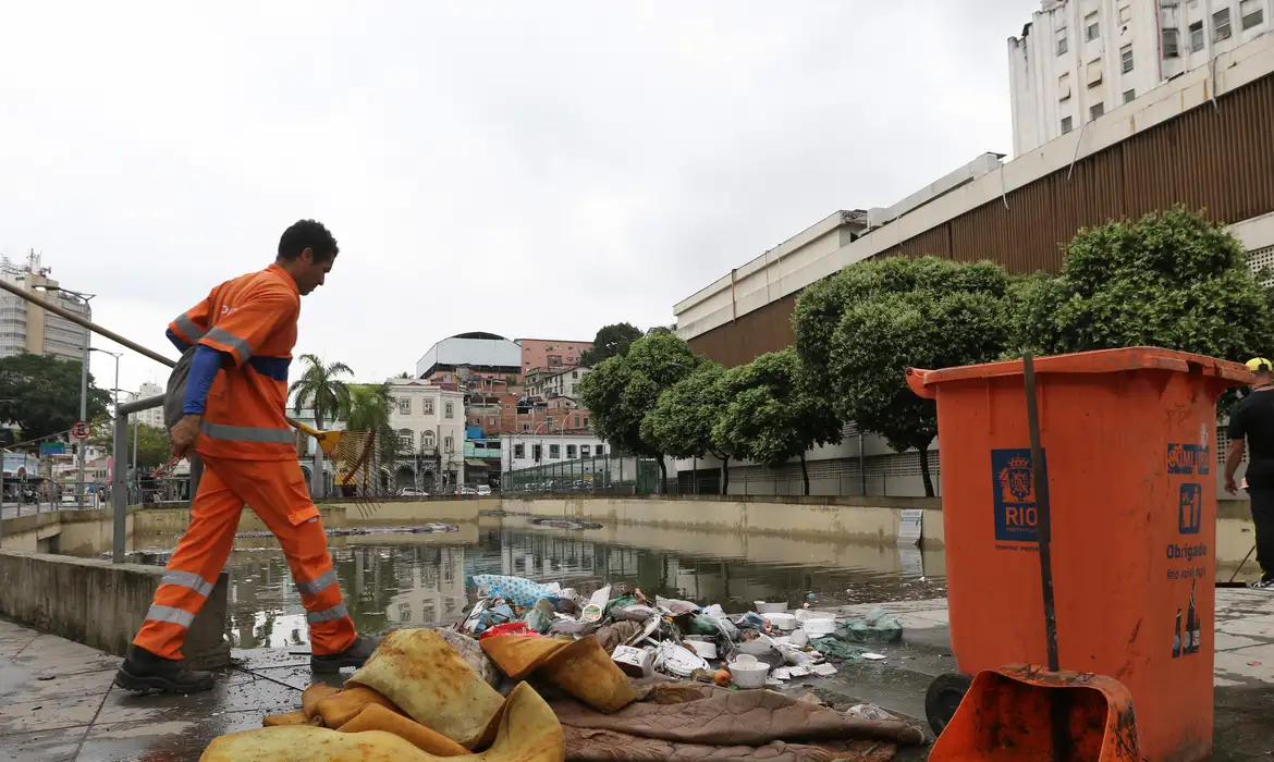 Mais de 90% dos brasileiros contam com serviço de coleta de lixo