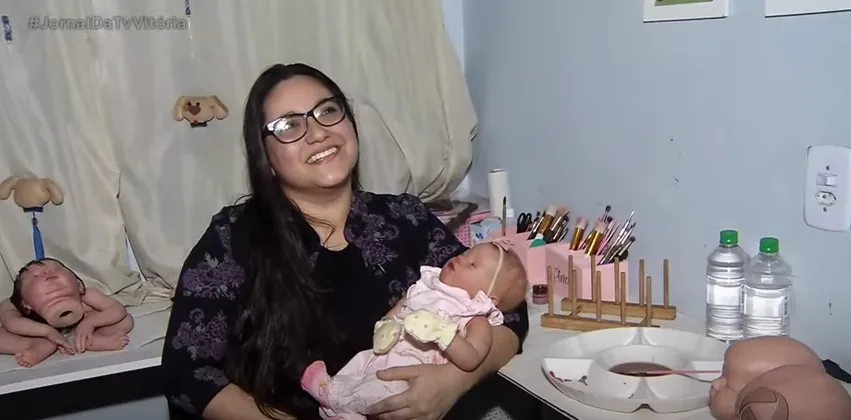 Artista de Vila Velha encanta famílias com bonecas idênticas a bebês reais