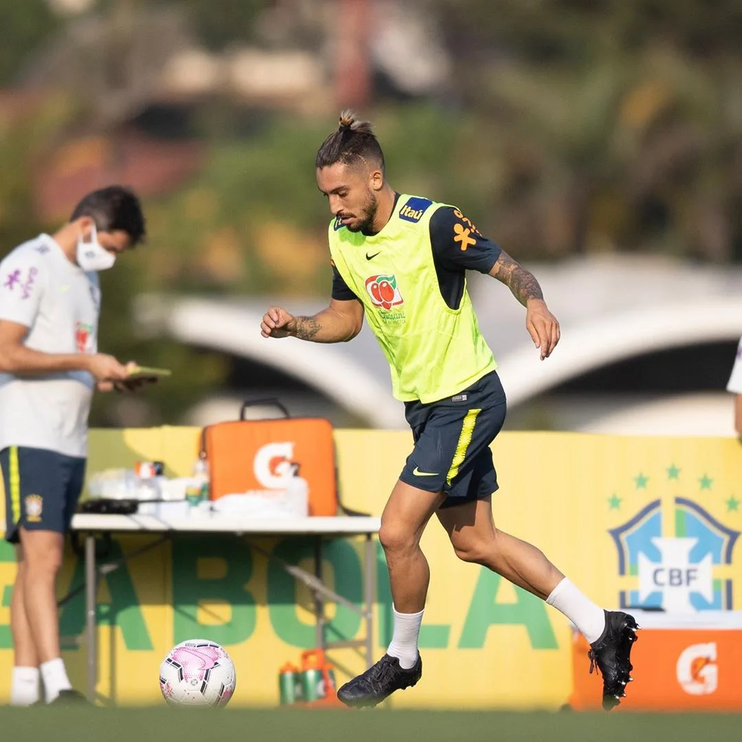 Recuperado de covid-19, Alex Telles volta a treinar e deve reforçar seleção