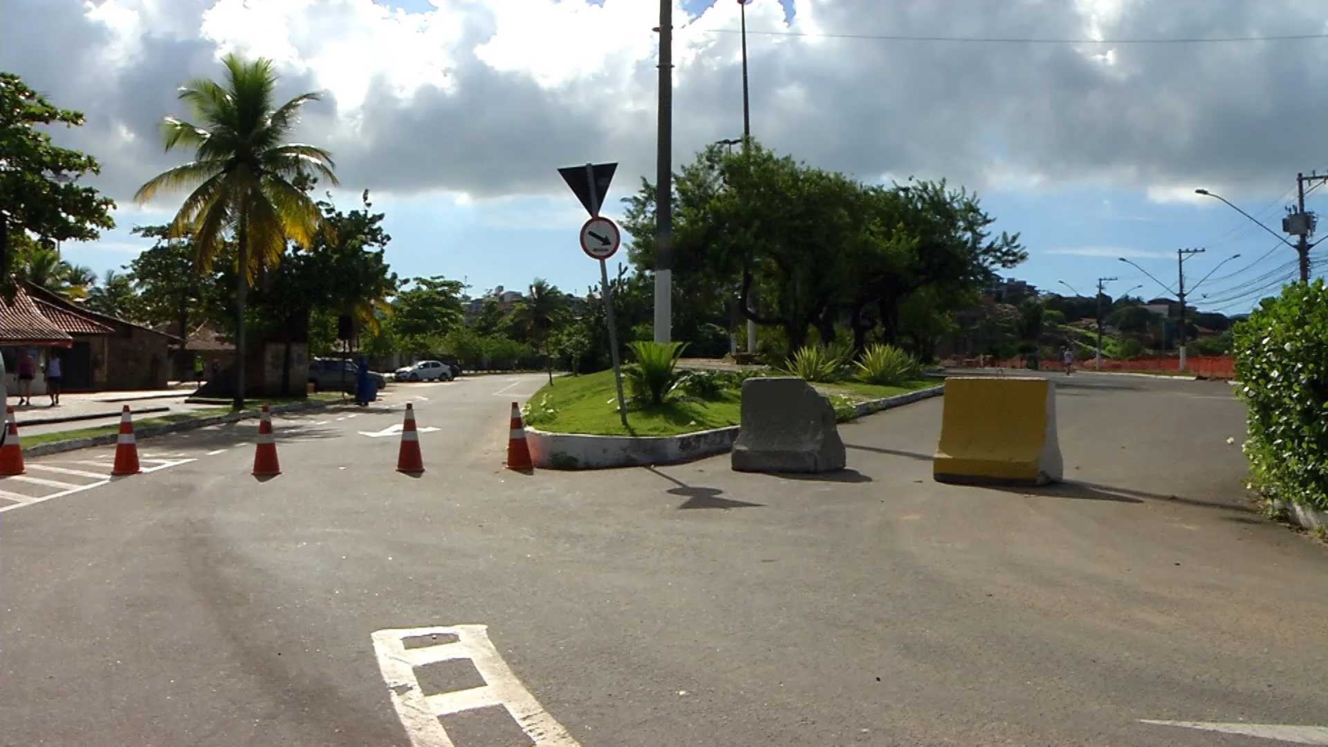 Após notificação, Vitória interdita estacionamentos das praias e divulga novas restrições