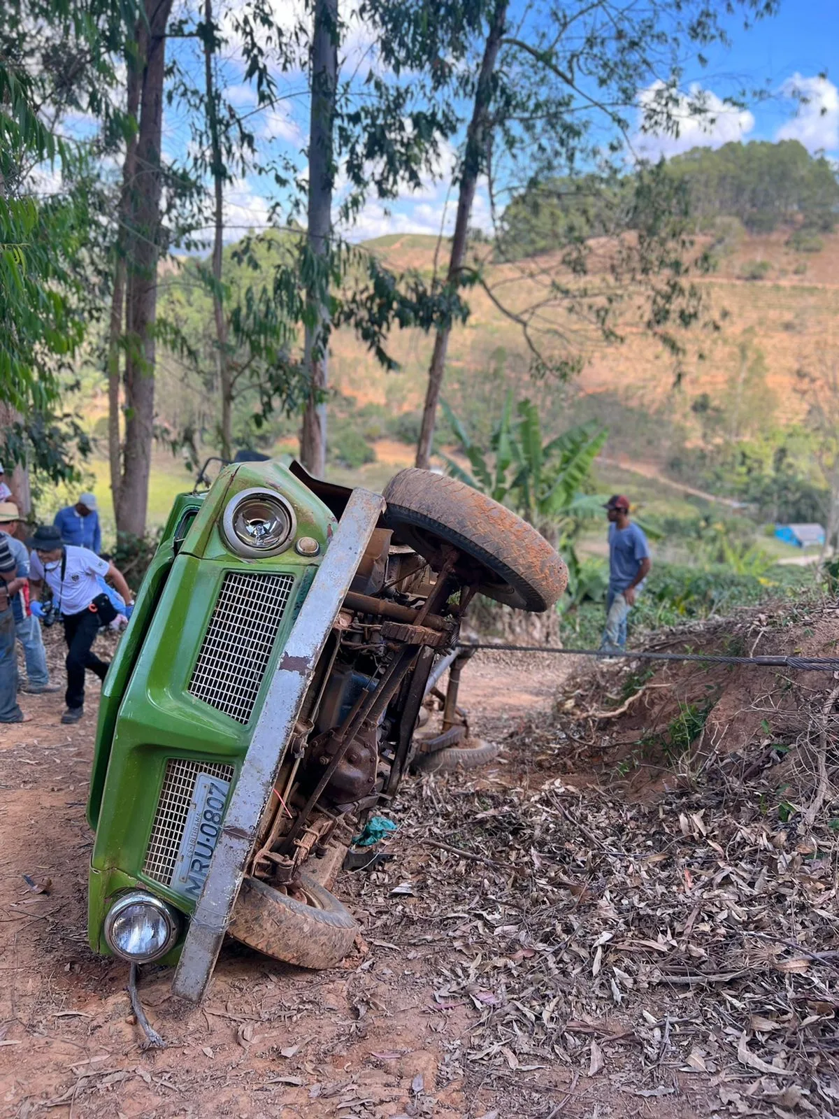 Idoso que trabalhava em cafezal morre após caminhonete cair em cima dele em Iúna