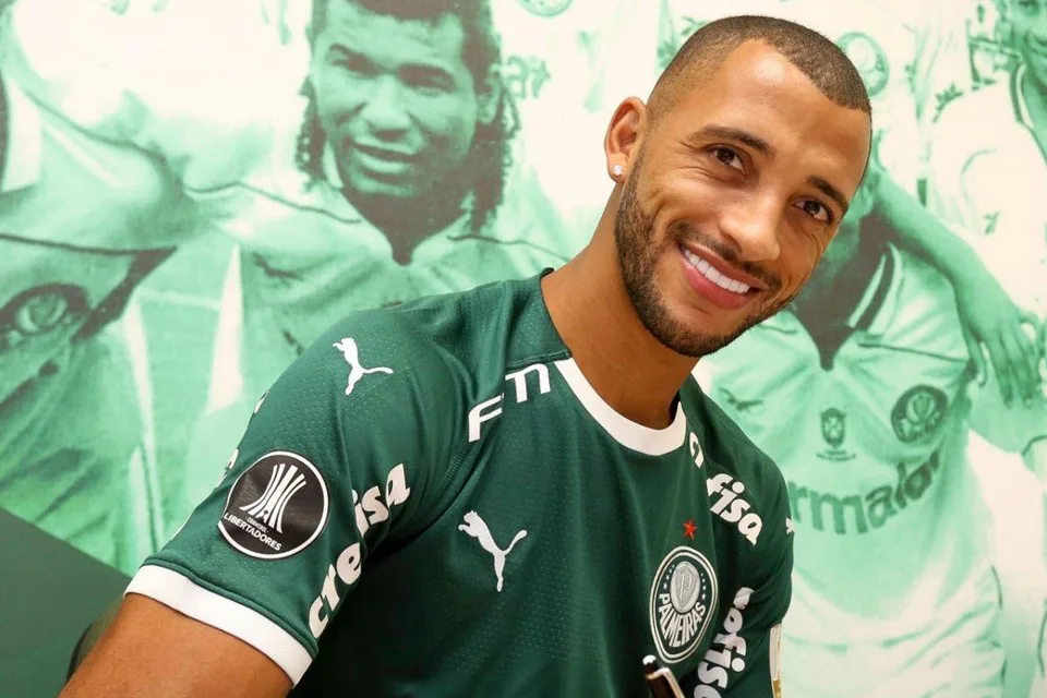 Zagueiro Vitor Hugo antecipa fim das férias e volta ao Palmeiras para acelerar recuperação