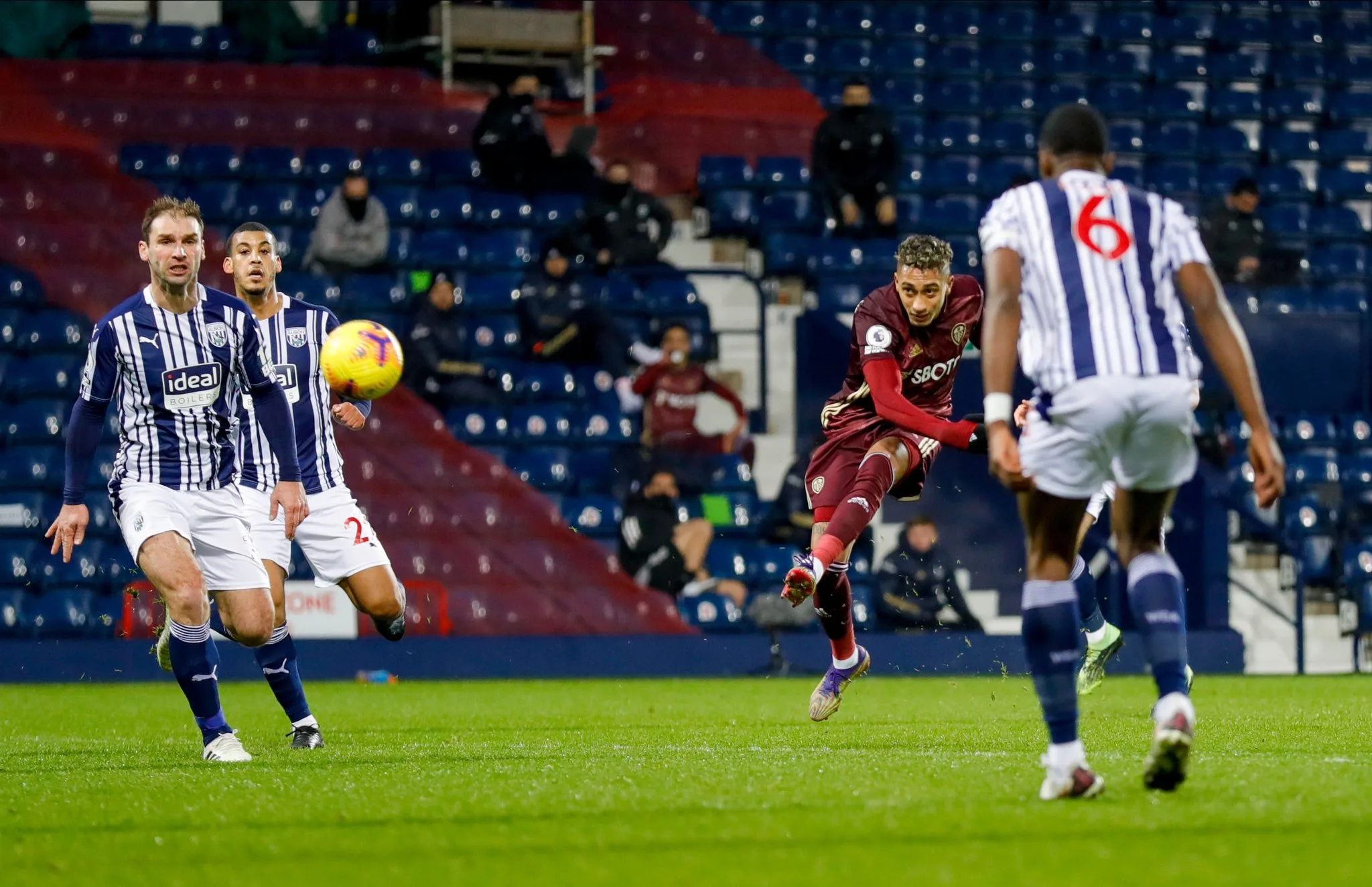 West Bromwich leva 5 a 0 do Leeds um jogo após segurar o líder Liverpool