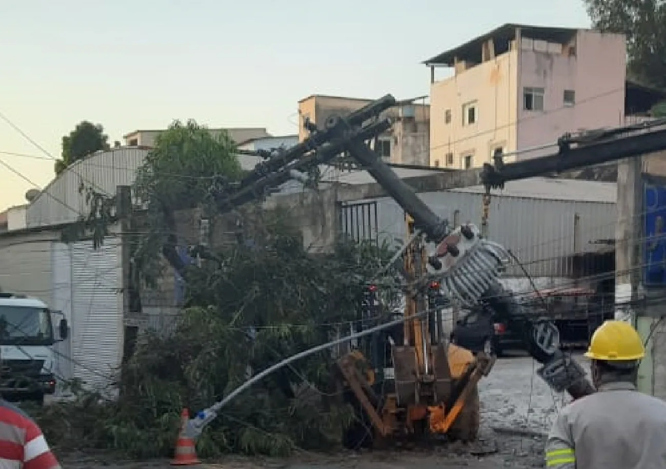 Dois acidentes em 30 minutos: trator e caminhonete perdem freio em ladeira e poste fica destruído