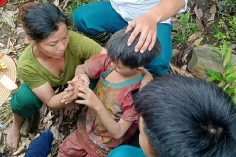 Menino perdido em floresta há 5 dias volta para casa; "milagre", dizem policiais