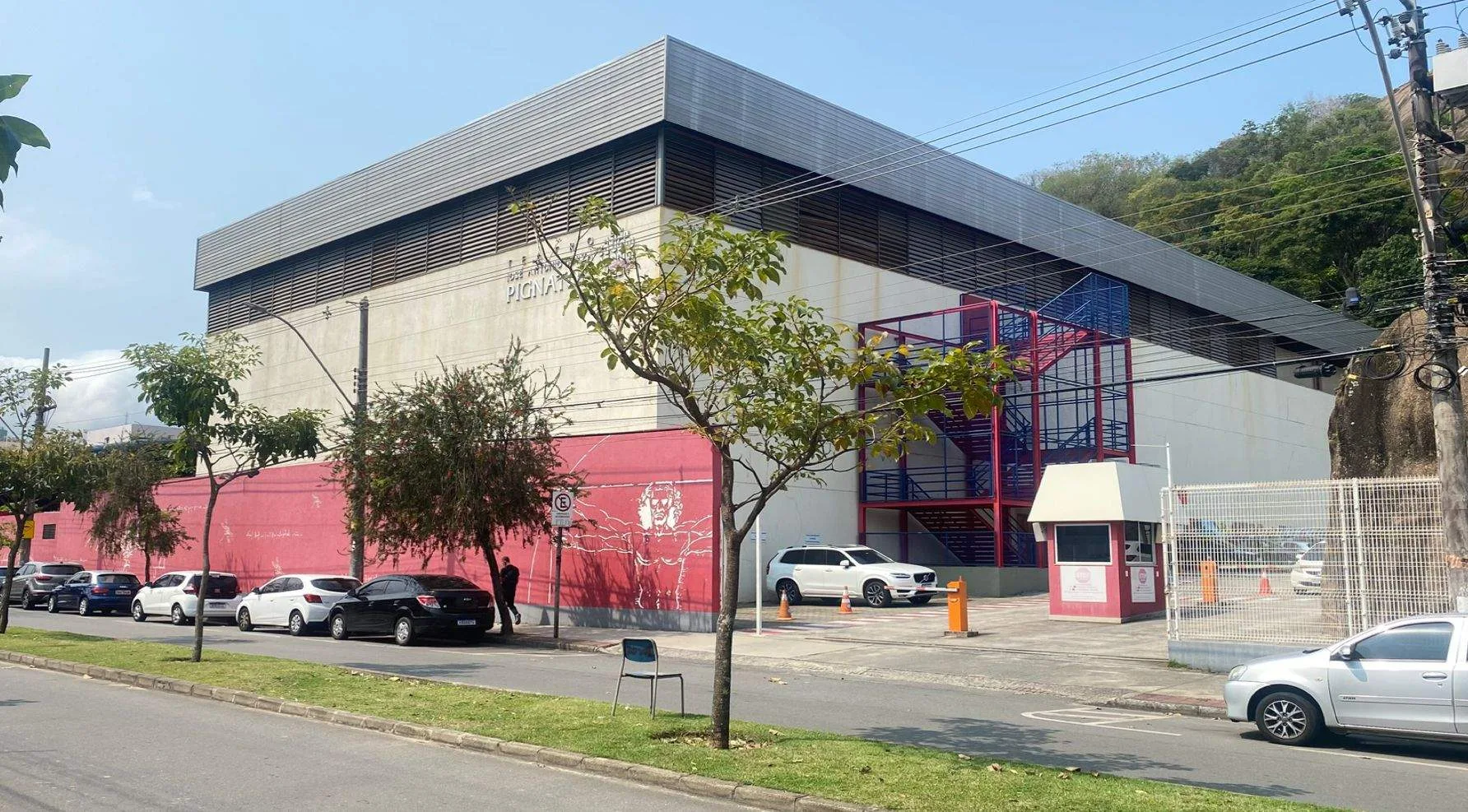 A fachada do Centro Educacional Leonardo da Vinci, em Santa Lúcia, em Vitória (Foto: Thiago Soares/Folha Vitória)