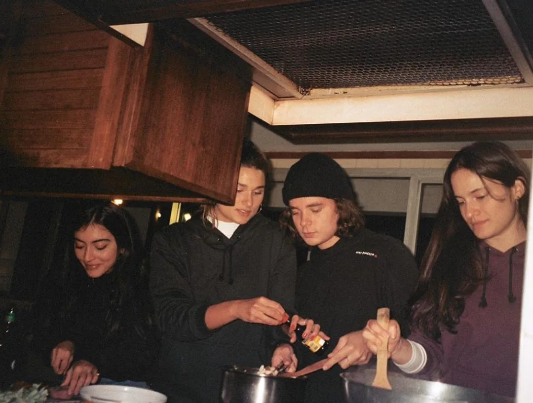 João Figueiredo compartilha foto fofa cozinhando com Sasha Meneghel