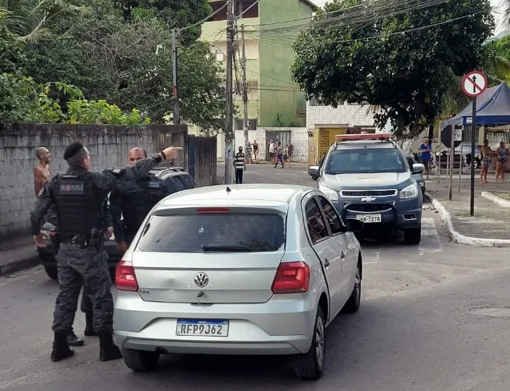 Adolescentes em carro com restrição tentam fugir, batem em viatura e acabam apreendidos na Serra