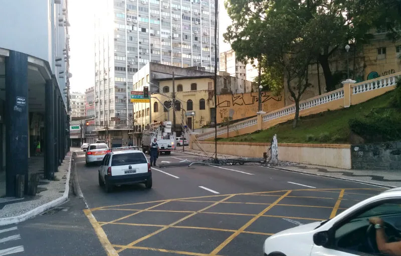 Motorista passa mal e ônibus derruba poste em avenida movimentada do Centro de Vitória