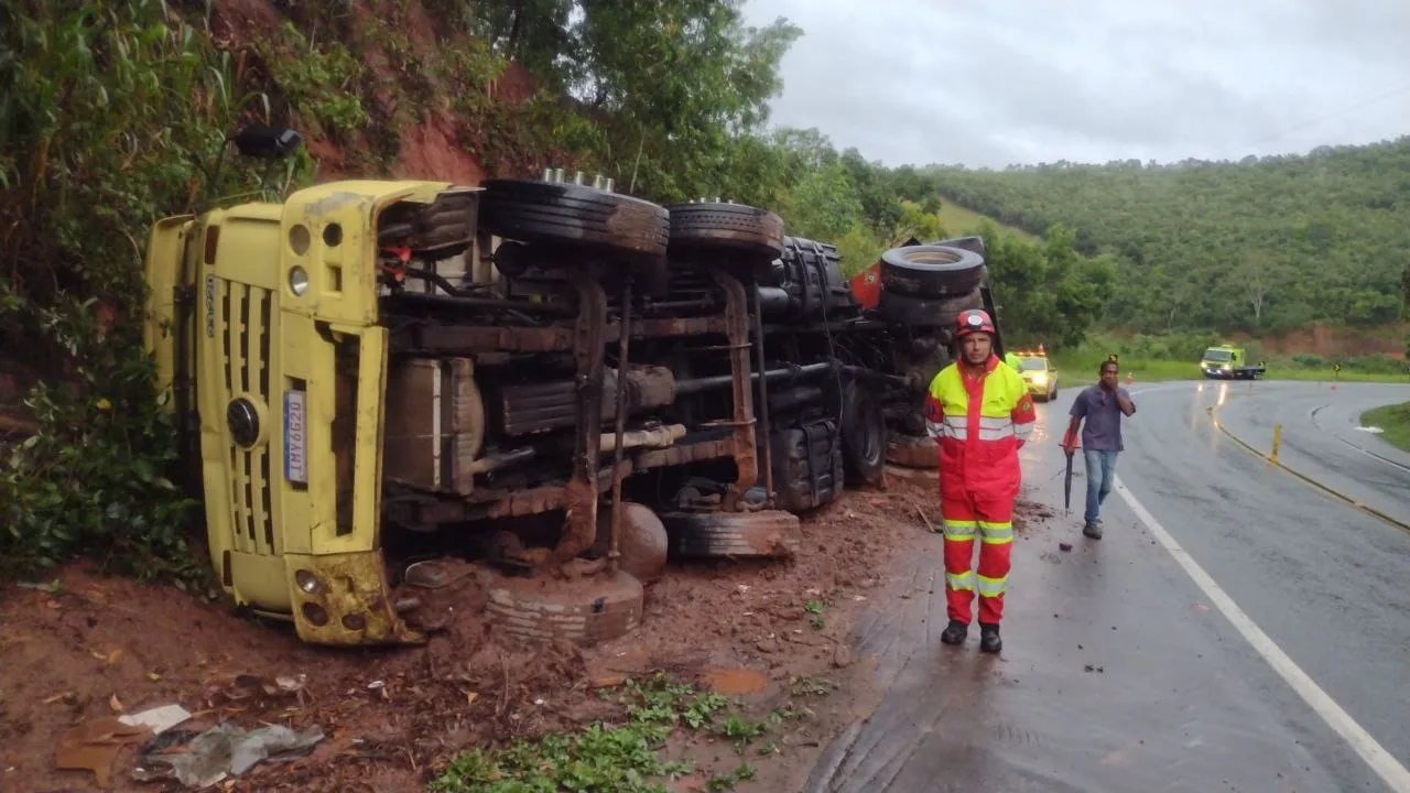 Motorista fica ferido após caminhão tombar na BR 101, em Itapemirim