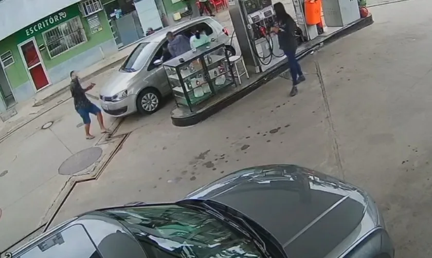 VÍDEO | Trio invade posto de combustível e assalta frentista em Vitória